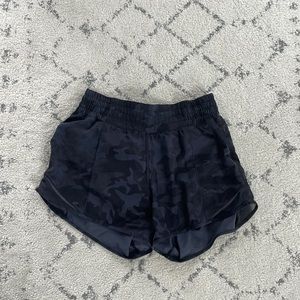 Lululemon Hotty hot high rise short 4 inches